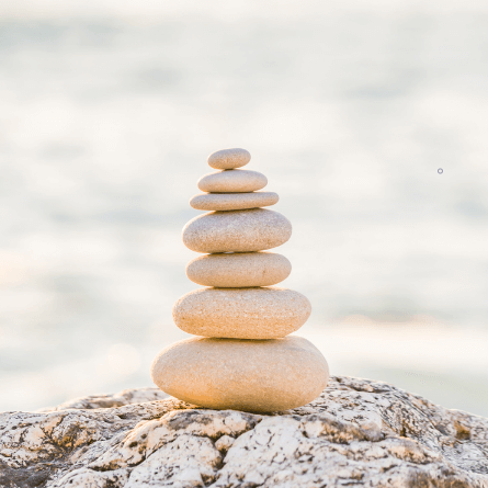 Stones on beach 1x1 Natuurcoaching